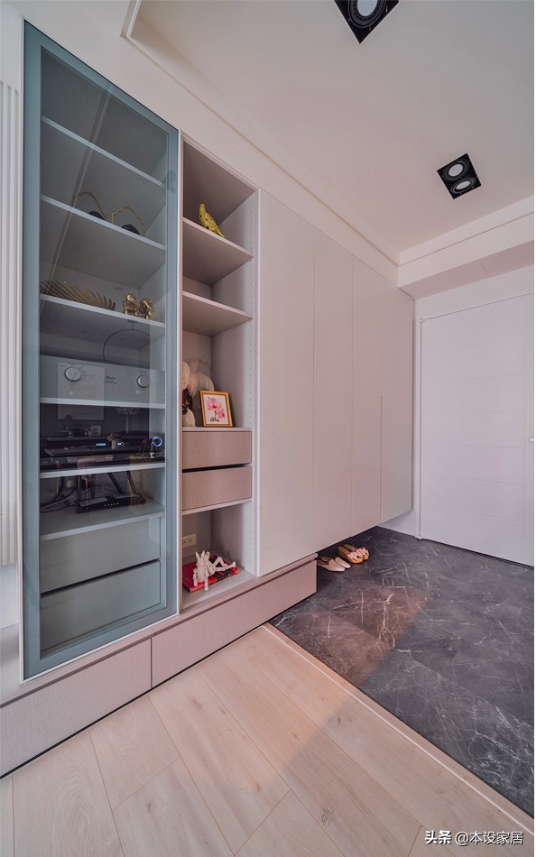 6個月完工，裝修花費30W，玄關櫃設計很搶眼，美觀又實用，曬曬