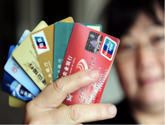 銀行卡簡訊通知要開通嗎？收費政策該取消嗎？銀行員工給出建議