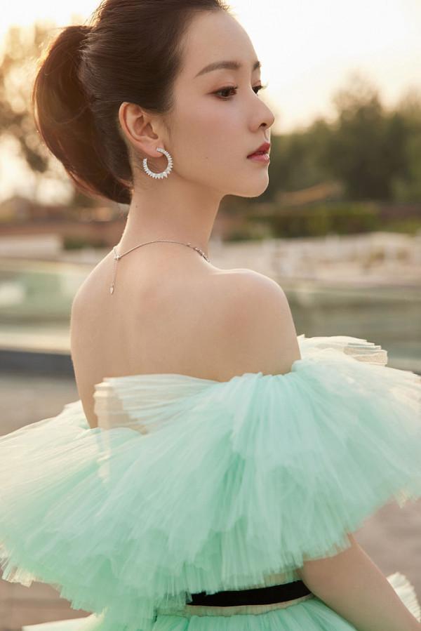 陳都靈薄荷色禮服渲染秋日溫柔 大秀天鵝頸+鎖骨殺誘惑力滿分 陳都靈薄荷色禮服渲染秋日溫柔 大秀天鵝頸+鎖骨殺誘惑力滿分