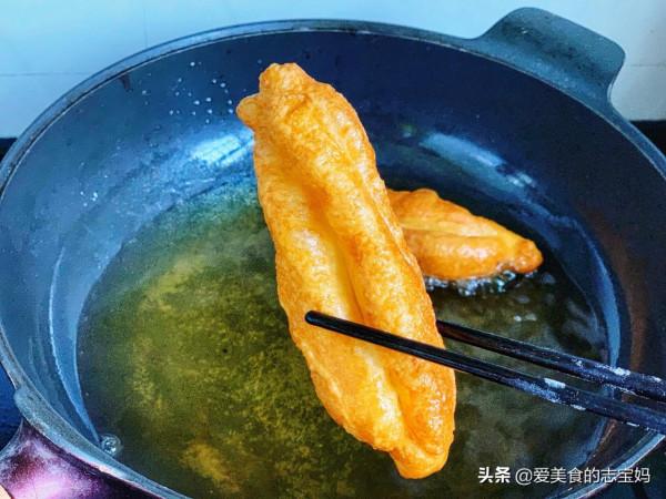 油條別買著吃了，教你做蓬鬆又酥脆的油條，零新增，新手一次成功