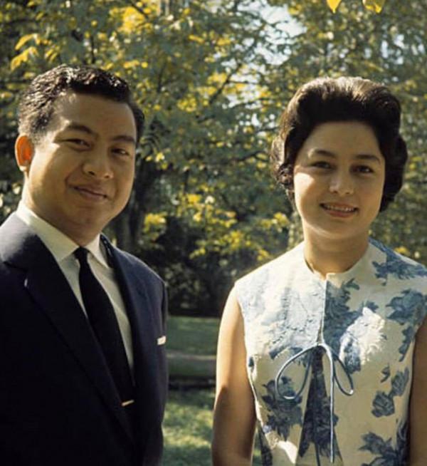 為什麼西哈莫尼國王比帥氣的拉瑪十世還英俊?你看看他生母是誰 為什麼西哈莫尼國王比帥氣的拉瑪十世還英俊?你看看他生母是誰