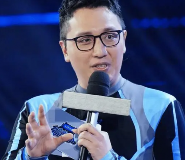 從“一哥”到“普通記者”，冒著颱風採訪，華少走到今天該怪誰