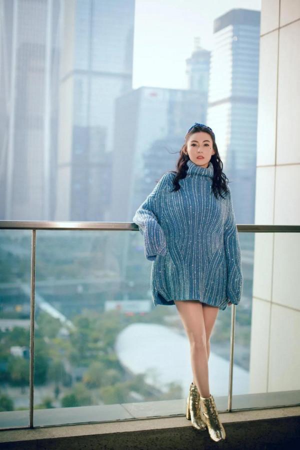 張柏芝：淡藍色亮片遮臀毛衣+金色短靴，好身材一覽無餘