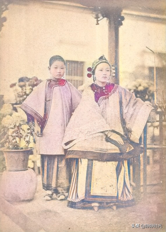 晚清老照片：四名轎伕抬洋人女子，窮人衣不蔽體，公主無美貌