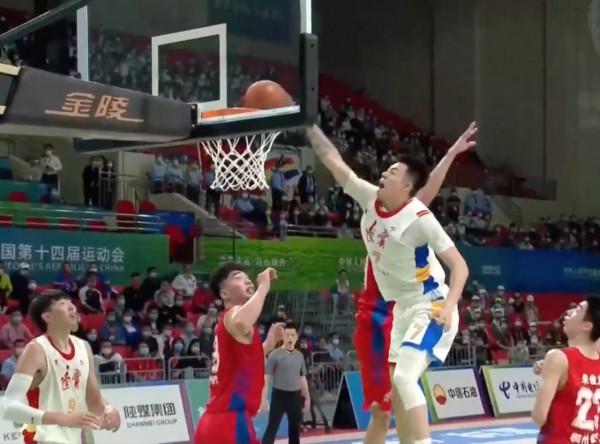 分差被追到2分後,趙繼偉用一手勢指揮郭艾倫跑位助張鎮麟完成劈扣 分差被追到2分後,趙繼偉用一手勢指揮郭艾倫跑位助張鎮麟完成劈扣