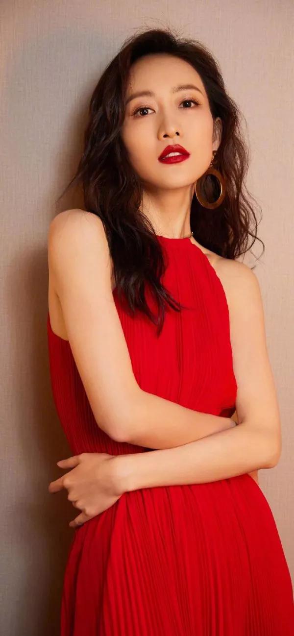 王鷗＃烈焰紅唇搭配時尚長裙，被迷住了