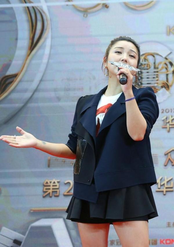 何潔肉肉的也挺好看，西裝配短裙秀雙腿，不咋瘦但很有氣質