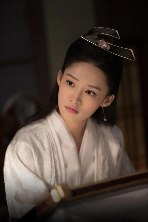 精美圖集｜李沁五官精緻，氣質優雅