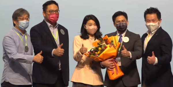 霍啟剛當選議員太有排面！郭晶晶穿西裝送花好恩愛，氣質變化太大