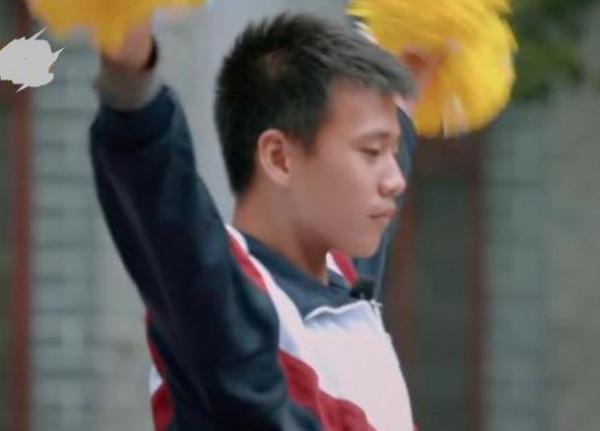 一初二男生練健美操引質疑,結果音樂聲響起,同學們不禁拍手叫好 一初二男生練健美操引質疑,結果音樂聲響起,同學們不禁拍手叫好