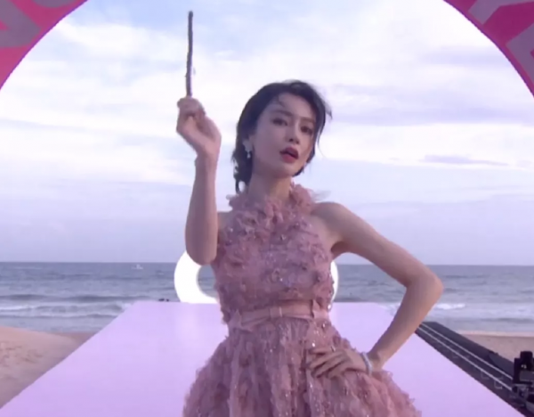 GQ沙灘紅毯來了!熱巴雀斑妝迷人,baby仙裙迎戰,關曉彤造型失策 GQ沙灘紅毯來了!熱巴雀斑妝迷人,baby仙裙迎戰,關曉彤造型失策