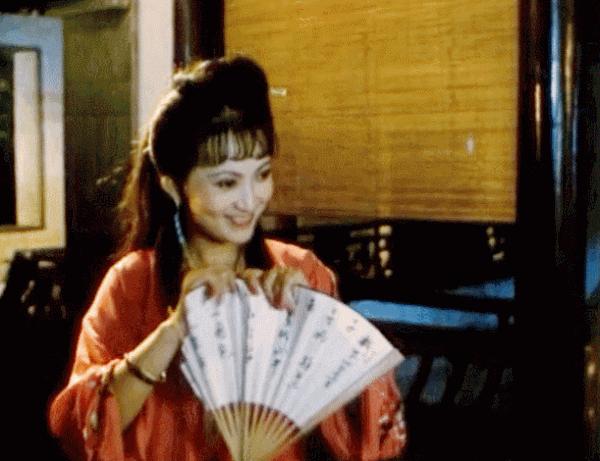 紅樓夢名場面，六版晴雯撕扇，誰靈巧可愛，誰在鬧笑話？