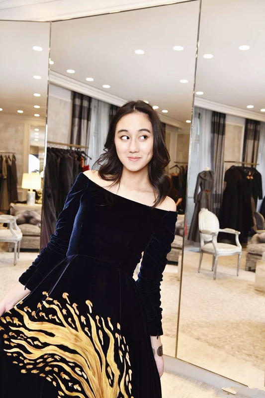 賭王最小女兒亮相，和奚夢瑤同框不怯場，清華學霸還是高顏值的