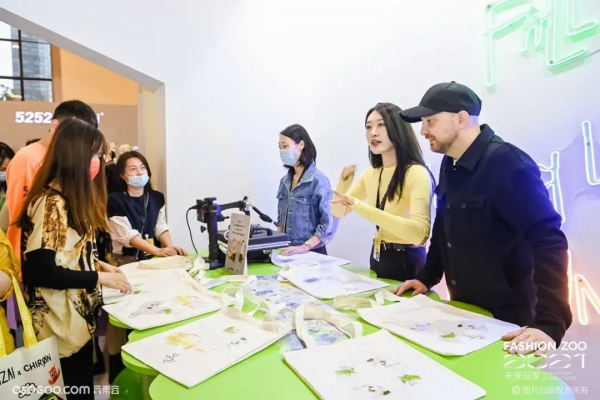 這不僅僅是一場時尚人的秀,更是年輕人的嘉年華 這不僅僅是一場時尚人的秀,更是年輕人的嘉年華