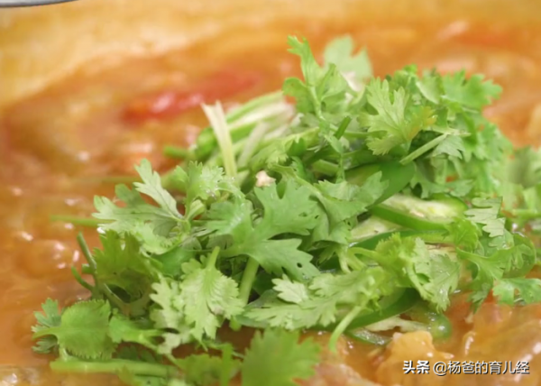 分享一款孩子愛吃的椰奶咖哩蝦，風味濃郁，營養美味的育兒菜餚