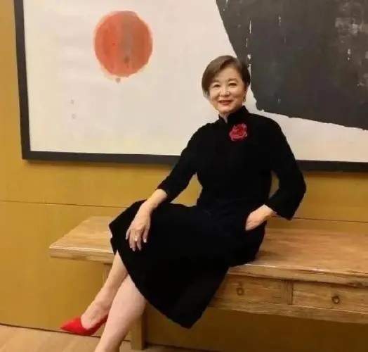 66歲林青霞真是優雅到骨子裡,紅色套裝配黑皮草,高階不說還貴氣 66歲林青霞真是優雅到骨子裡,紅色套裝配黑皮草,高階不說還貴氣