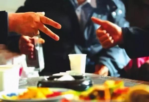 遊客吐槽青海人敬酒：為啥只讓我喝你卻不喝？知道真相後紛紛稱讚