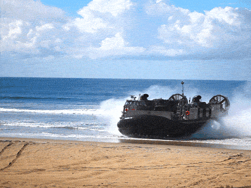 長相酷似航空母艦的兩棲攻擊艦，它的作用航空母艦可比不了