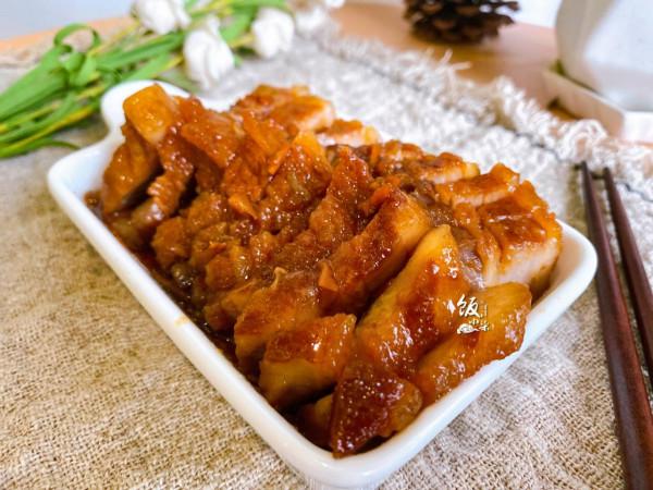 把整塊五花肉放電飯鍋裡，燜30分鐘出鍋，把家人都“饞壞了”