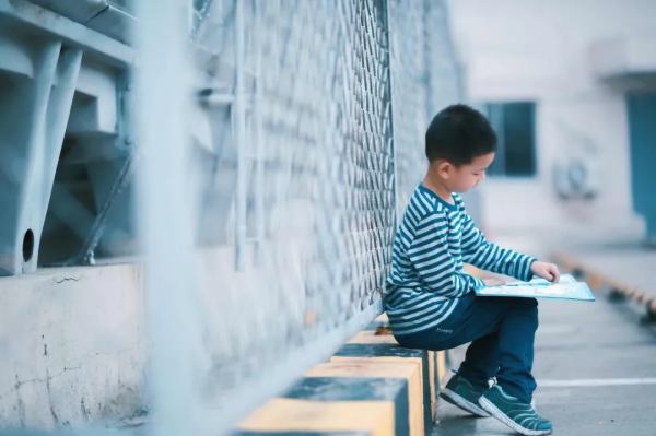 2張照片給厭學的孩子:別等被社會毒打,才知道讀書的幸福 2張照片給厭學的孩子:別等被社會毒打,才知道讀書的幸福