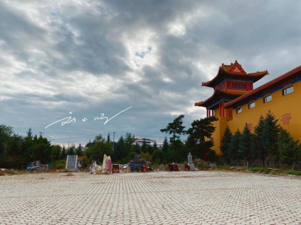 吉林琿春有一座奇怪的寺廟，看起來很新，卻荒廢已久，雜草叢生