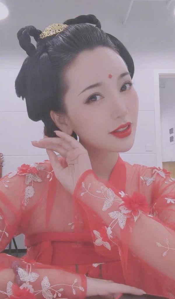 38歲金莎扮“嫦娥”迎中秋獲贊,體態卻明顯發福,自嘲伙食太好了 38歲金莎扮“嫦娥”迎中秋獲贊,體態卻明顯發福,自嘲伙食太好了