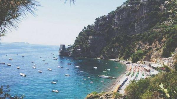 9個英國兵叛逃孤島，聯合土著女人消滅土著男人，孕育出罪惡習俗