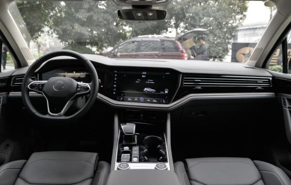 大眾底下帶字母，全車黑化帶R標，配3.0T V6引擎，還有託森四驅