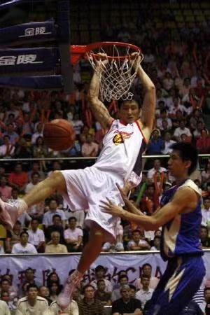 中國籃壇五大傳奇大前鋒：排骨飛人杜峰墊底，籃下魔術師僅第四