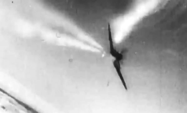 以色列戰鬥機在斷一隻機翼下,安全著路 以色列戰鬥機在斷一隻機翼下,安全著路