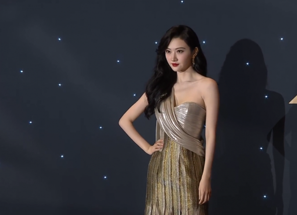 女星走紅毯翻車：楊芸晴龔俊撞衫，張雨綺臉部生硬嚇人，宋軼顯胖