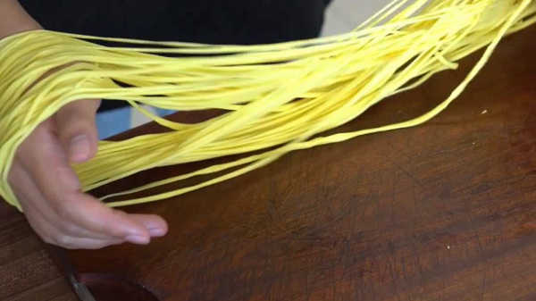 喜歡吃拌麵嗎?試試新疆辣皮子拌麵,筋道爽滑攢勁得很 喜歡吃拌麵嗎?試試新疆辣皮子拌麵,筋道爽滑攢勁得很