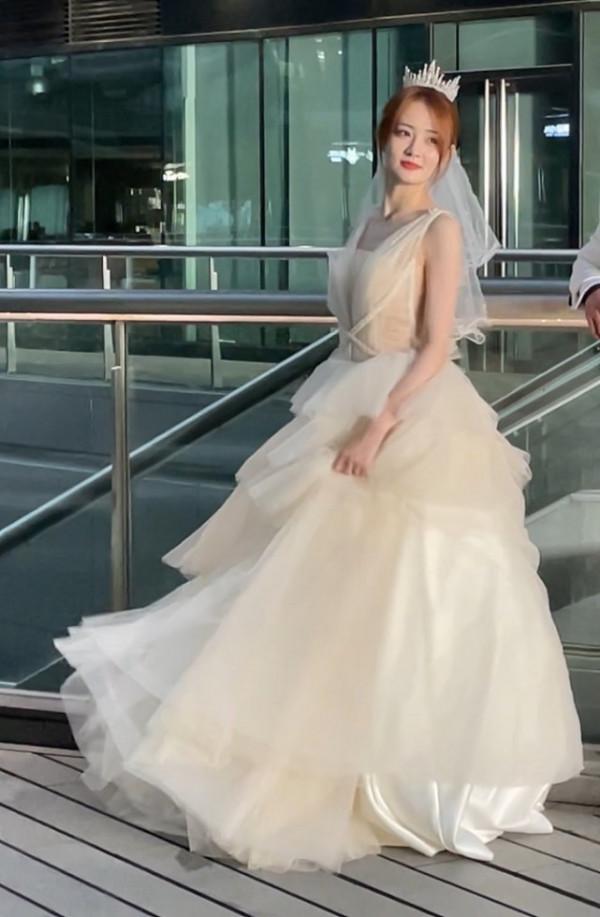 徐璐真的好美啊,穿婚紗氣質好溫柔,無修圖也很迷人 徐璐真的好美啊,穿婚紗氣質好溫柔,無修圖也很迷人