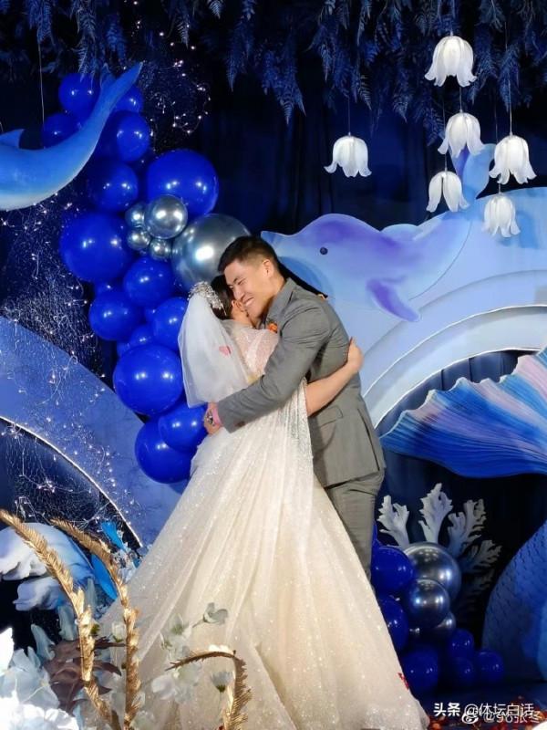 喜訊！中國冠軍夫婦大婚，1米96新郎帥氣，新娘化妝前後差距大