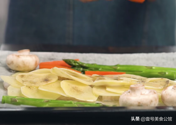 分享一款土豆片烤龍利魚，搭配多樣食蔬，鮮嫩味美，家人都愛吃