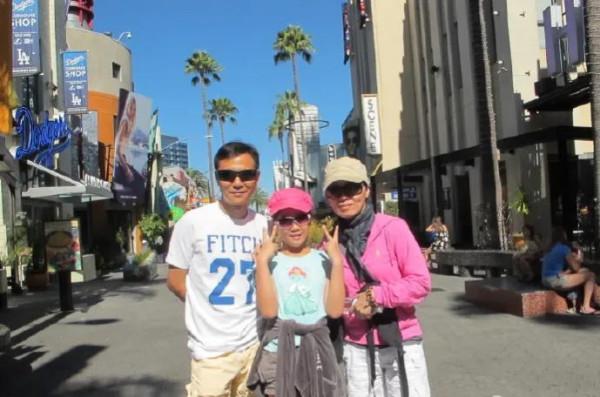 “黃梅歌后”吳瓊：42歲嫁小15歲老公，跟公婆做朋友，59歲似凍齡