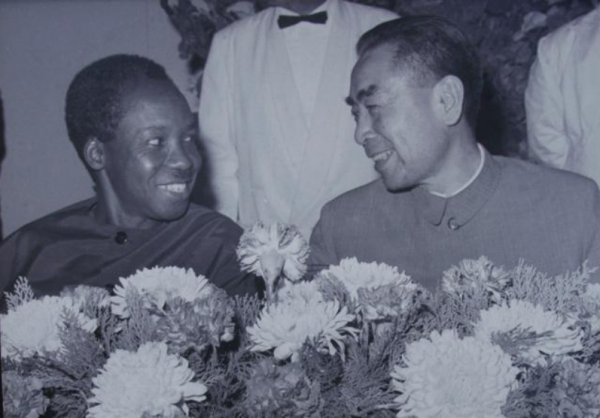 毛主席會見坦尚尼亞總統尼雷爾，閒聊時開玩笑：你們那野獸很多吧