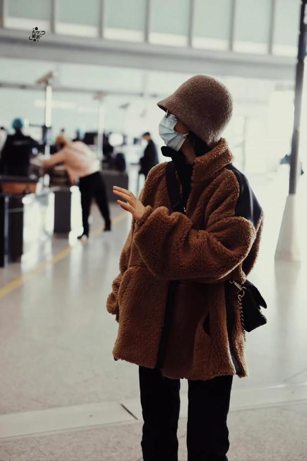 張子楓私服，身穿咖啡色抓絨外套搭毛呢盆帽，暖色調訴說冬日溫柔