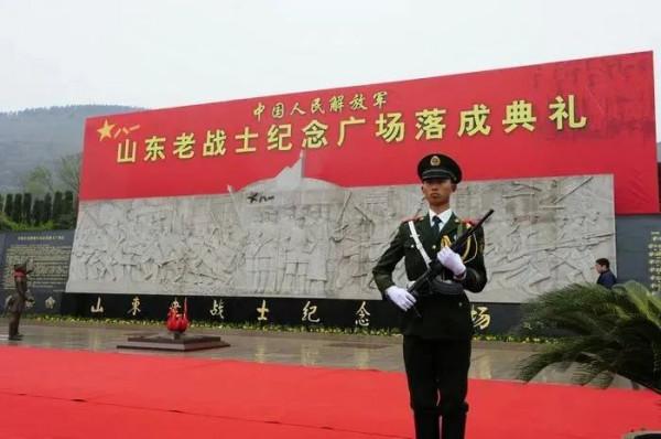 父親的名字刻在山東老戰士紀念廣場的紀念牆上