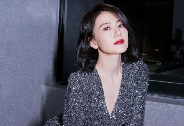 年輕就能同框搶前輩風頭？這6位氣質型大齡女星，後輩難以撼動