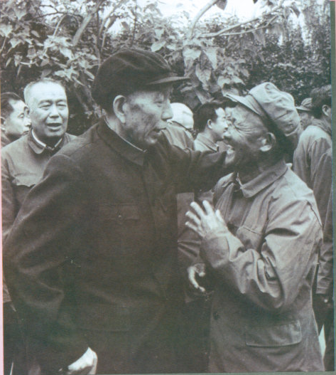 1981年，王震第七次回家鄉，笑眯眯地問工作人員：你看我兇惡不？