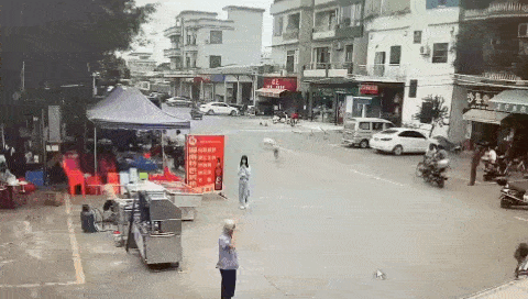 家長踢走撲向小孩的狗狗被狗主人呵斥：狗比你家小孩金貴