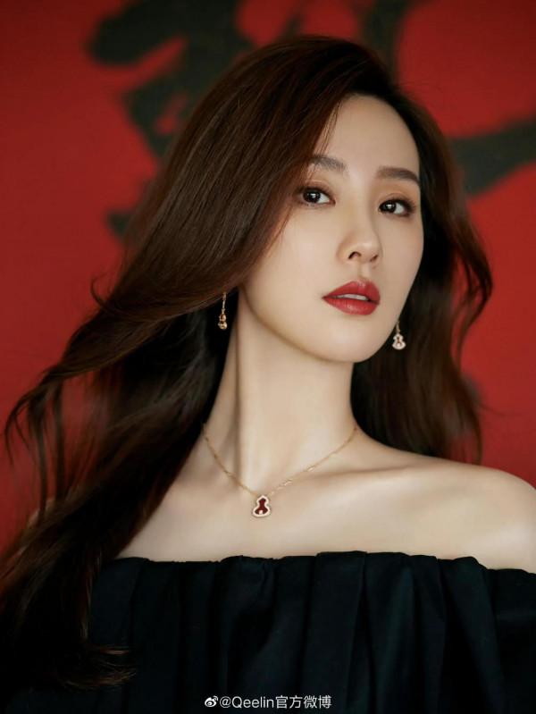 劉詩詩~品牌活動黑色露肩上衣輕盈優雅 狀態真的一次比一次完美 劉詩詩~品牌活動黑色露肩上衣輕盈優雅 狀態真的一次比一次完美