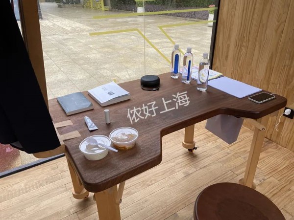 上海街頭驚現透明房！24小時有人住裡面吃喝睡覺，圍觀者直接看光光