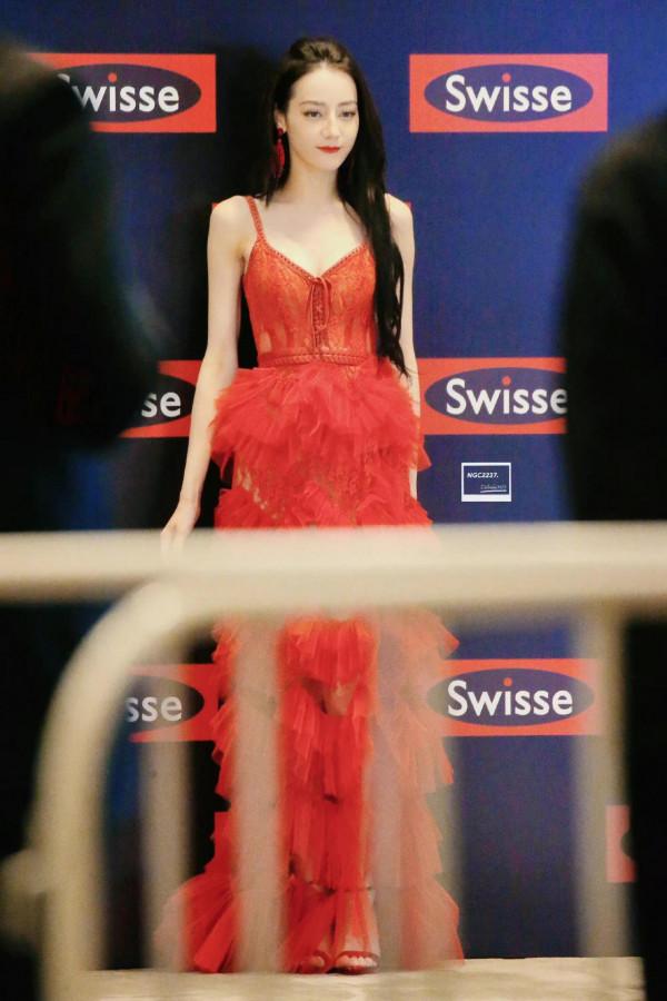 迪麗熱巴紅色吊帶開衩裙