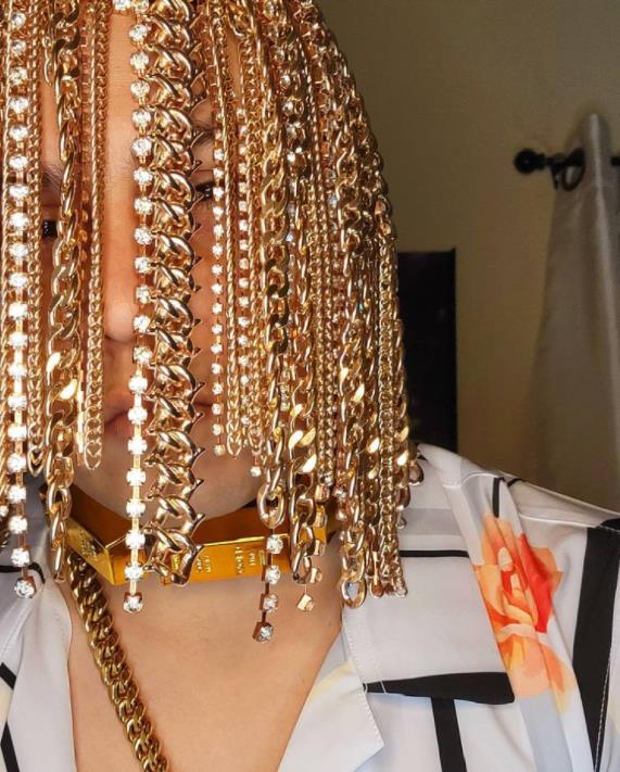 墨西哥Rapper頭皮植入數十條大金鍊，搞了一頭名副其實的金髮