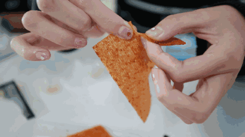 明星也愛吃“幾塊錢”的零食：肖戰吃到上頭，譚松韻拍戲都在吃