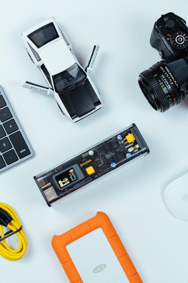 無法拒絕的賽博朋克工業美學：閃極100W超級移動電源 體驗分享