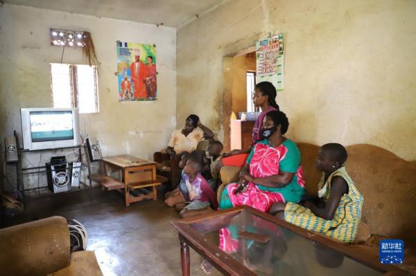 中國援非“萬村通”專案讓烏干達村民“與世界相連” 中國援非“萬村通”專案讓烏干達村民“與世界相連”