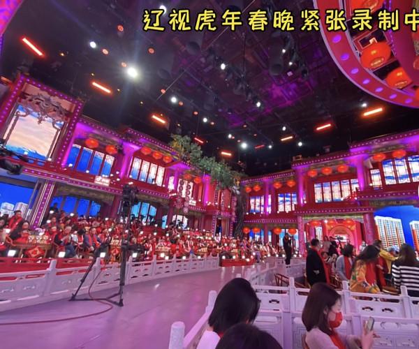 遼寧春晚彩排曝光，馮鞏被眾人簇擁人氣高，張同學與郭冬臨演小品